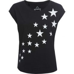 Shirt z nadrukiem w gwiazdy bonprix czarny z nadrukiem. Czarne koszulki damskie bonprix, z nadrukiem, bez kołnierzyka, z krótkim rękawem. Za 34,99 zł.