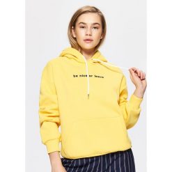 Bluzy rozpinane damskie: Bluza z napisem typu hoodie - Żółty