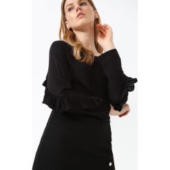 BLUZKA DŁUGI RĘKAW Z FALBANKAMI. Czarne bluzki damskie marki Top Secret, bez wzorów, eleganckie, z okrągłym kołnierzem, z długim rękawem. W wyprzedaży za 59,99 zł.