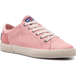 Tenisówki HELLY HANSEN - Copenhagen Leather Shoe 115-03.181 Powder Pink/Azalea Pink/Bridal Blush. Różowe półbuty damskie Helly Hansen, bez wzorów, z zamszu, bez zapięcia. W wyprzedaży za 239,00 zł.