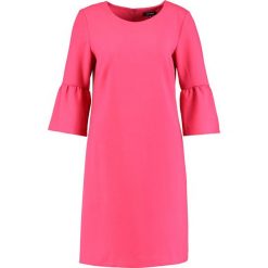 More & More Sukienka letnia pink. Czerwone sukienki damskie marki More & More, na lato, bez wzorów, z elastanu, bez kołnierzyka, bez rękawów. W wyprzedaży za 367,20 zł.