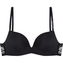 Biustonosz push-up TOMMY HILFIGER UW0UW01848. Czarne biustonosze TOMMY HILFIGER, bez wzorów, z elastanu. W wyprzedaży za 139,00 zł.