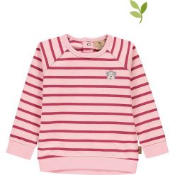 Bluza w kolorze jasnoróżowym. Różowe bluzy niemowlęce Mother Nature & Me, w paski, z bawełny, bez rękawów, bez kaptura. W wyprzedaży za 82,95 zł.