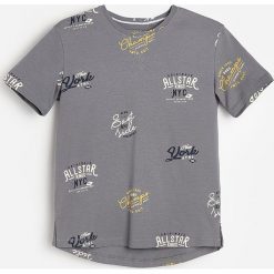 Bawełniany t-shirt z nadrukiem -. T-shirty damskie Reserved, z nadrukiem, z bawełny, bez kołnierzyka. W wyprzedaży za 15,99 zł.