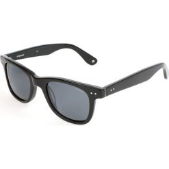 Męskie okulary przeciwsłoneczne w kolorze czarnym. Czarne okulary przeciwsłoneczne męskie marki Polaroid, z tworzywa sztucznego. W wyprzedaży za 94,95 zł.