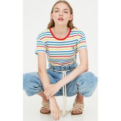 Koszulka w paski z haftem. Szare t-shirty damskie marki Pull&Bear, z haftami. Za 49,90 zł.