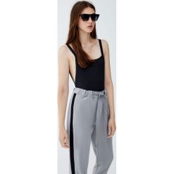 Spodnie jogging z obszyciem i lampasami. Czarne spodnie damskie Pull&Bear. Za 79,90 zł.