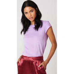 NA-KD Basic T-shirt z surowym wykończeniem - Purple. Fioletowe t-shirty damskie NA-KD Basic, z bawełny, z okrągłym kołnierzem. W wyprzedaży za 19,57 zł.