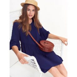 Elegancka sukienka z falbankami przy rękawach. Sukienki damskie TROLL, na lato, l, z tkaniny, eleganckie. W wyprzedaży za 49,99 zł.