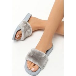 Szare Klapki Bear Hug. Szare klapki damskie marki Born2be, bez wzorów, z tworzywa sztucznego, bez obcasa, na płaskiej podeszwie. Za 39,99 zł.