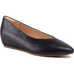 Półbuty CLARKS - Sense Lula 261463044 Navy Leather. Niebieskie półbuty damskie Clarks, na co dzień, bez wzorów, ze skóry, bez obcasa, na koturnie, bez zapięcia. Za 469,00 zł.