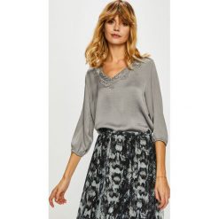 Jacqueline de Yong - Bluzka. Czarne bluzki damskie Jacqueline de Yong, na co dzień, bez wzorów, z poliesteru, casualowe, bez kołnierzyka, bez rękawów. W wyprzedaży za 49,90 zł.