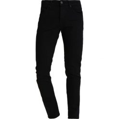 Mavi YVES Jeansy Slim Fit black ultra move. Czarne rurki męskie Mavi. W wyprzedaży za 278,10 zł.