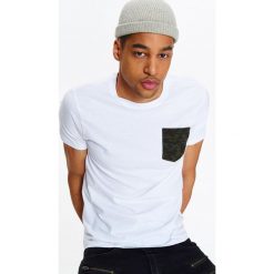 T-shirt męski z kieszenią w moro. Białe t-shirty męskie Top Secret, na lato, xl, moro, z bawełny, eleganckie, z okrągłym kołnierzem, krótkie. W wyprzedaży za 19,99 zł.