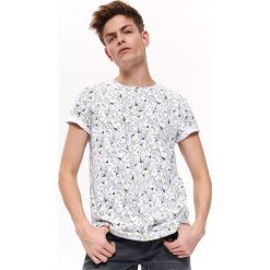 T-SHIRT WE WZÓR. Białe t-shirty męskie marki Top Secret, na lato, xxl, z nadrukiem, z bawełny, z okrągłym kołnierzem, krótkie. Za 49,99 zł.