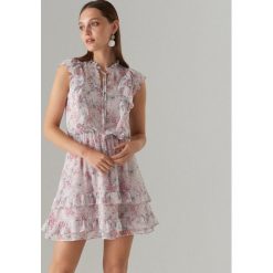 Szyfonowa mini sukienka w kwiaty - Biały. Białe sukienki damskie Mohito, w kwiaty, z szyfonu, bez kołnierzyka, bez rękawów, mini. Za 179,99 zł.