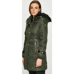 Guess Jeans - Płaszcz. Zielone kurtki damskie Guess Jeans, s, z aplikacjami, z poliesteru, długie, z kapturem. W wyprzedaży za 649,90 zł.
