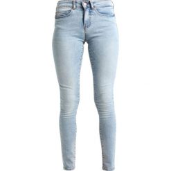Noisy May NMLUCY TINTED Jeans Skinny Fit light blue denim. Niebieskie rurki damskie Noisy May. Za 169,00 zł.