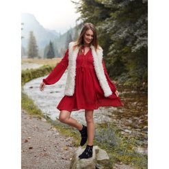 Luźna sukienka z frędzlami. Czerwone sukienki damskie Top Secret, na co dzień, na zimę, z haftami, z bawełny, eleganckie, bez kołnierzyka, z długim rękawem, długie. W wyprzedaży za 59,99 zł.