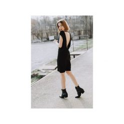 TORI DRESS IN BLACK. Czarne sukienki damskie The Hive, s, bez wzorów, z dekoltem na plecach, bez rękawów, dopasowane. Za 149,00 zł.