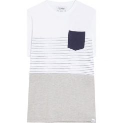 Koszulka z krótkim rękawem, z panelami i kieszenią. Zielone koszulki męskie Pull&Bear, m, bez wzorów, bez kołnierzyka, z krótkim rękawem, krótkie. Za 41,90 zł.