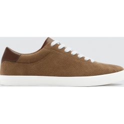 Brązowe tenisówki z ozdobną perforacją. Pomarańczowe buty sportowe męskie marki Pull&Bear, bez wzorów, sportowe, bez zapięcia. Za 99,90 zł.