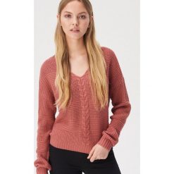Sweter z dekoltem V - Różowy. Różowe swetry damskie Sinsay, s, bez wzorów, bez rękawów, bez kaptura. Za 59,99 zł.