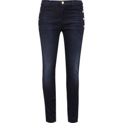 Jeansy ZION MID RISE SKINNY Granatowy. Niebieskie jeansy damskie marki J Brand, s, bez wzorów, z jeansu. W wyprzedaży za 700,00 zł.
