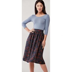 Spódnica Helle Avola granatowa - tencel 42 niebieski. Niebieskie spódniczki damskie s, w paski, z bawełny, klasyczne, midi, rozkloszowane. Za 267,00 zł.