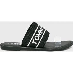 Tommy Jeans - Klapki. Czarne klapki damskie Tommy Jeans, bez wzorów, z jeansu, bez obcasa, na obcasie. W wyprzedaży za 249,90 zł.