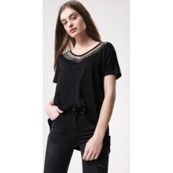 Czarna Bluzka Get Act Together. Czarne bluzki damskie marki Born2be, s, z aplikacjami, z dzianiny, bez kołnierzyka, z krótkim rękawem. Za 34,99 zł.