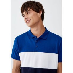 Koszulka polo z kolorowymi elementami. Niebieskie koszulki polo męskie marki Pull&Bear, m, w kolorowe wzory, z krótkim rękawem. Za 59,90 zł.
