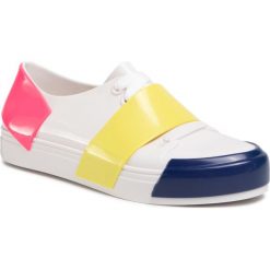 Półbuty MELISSA - Crew Low Ad 32815 White/Green/Pink 53495. Białe półbuty damskie Melissa, bez wzorów, z tworzywa sztucznego, bez obcasa, na płaskiej podeszwie, bez zapięcia. Za 379,00 zł.