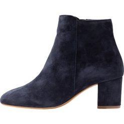 KIOMI Ankle boot dark blue. Niebieskie botki damskie marki KIOMI, ze skóry, bez obcasa, bez zapięcia. Za 379,00 zł.