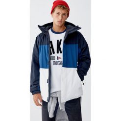 Pikowana kurtka z kapturem i panelami. Niebieskie kurtki męskie pikowane marki Pull&Bear, m, z kapturem. Za 159,00 zł.