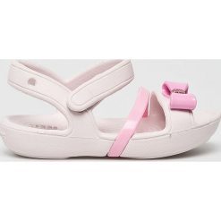 Crocs - Sandały dziecięce. Różowe sandały dziewczęce Crocs, z materiału, bez zapięcia. W wyprzedaży za 99,90 zł.