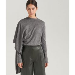 Sweter z drapowanym szalem ReDesign - Szary. Szare swetry klasyczne damskie Reserved, l. Za 159,99 zł.