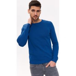 SWETER GŁADKI. Niebieskie swetry męskie Top Secret, na lato, m, bez wzorów, z dzianiny, klasyczne, z klasycznym kołnierzykiem, bez kaptura. W wyprzedaży za 39,99 zł.