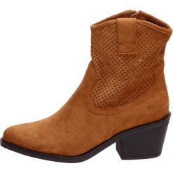 Botki damskie kowbojki FILIPPO DBT1622 CAMEL. Brązowe botki damskie FILIPPO, z zamszu, klasyczne, na wysokim obcasie, na obcasie, bez zapięcia. W wyprzedaży za 139,00 zł.