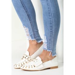 Białe Mokasyny Backstreet Girl. Białe mokasyny damskie vices, ze skóry, na płaskiej podeszwie. Za 39,99 zł.