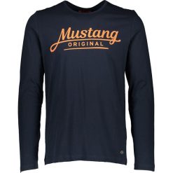 Koszulka "Adrian" w kolorze granatowym. Niebieskie koszulki męskie Mustang Men, xxl, z nadrukiem, z bawełny, z okrągłym kołnierzem, z długim rękawem, długie. W wyprzedaży za 43,95 zł.
