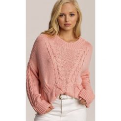 Jasnoróżowy Sweter Yrelova. Różowe swetry damskie Renee, s, bez wzorów, casualowe, bez rękawów, bez kaptura. Za 149,99 zł.