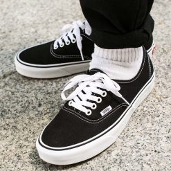 Buty Vans U Authentic Black (VEE3BLK). Czarne buty sportowe damskie marki Vans, z materiału. Za 199,99 zł.