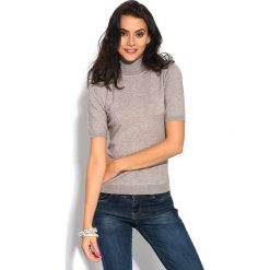 Sweter w kolorze szarobrązowym. Szare swetry damskie William de Faye, bez wzorów, z kaszmiru, z krótkim rękawem, krótkie, bez kaptura. W wyprzedaży za 99,95 zł.