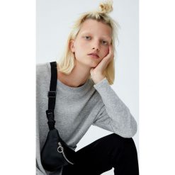 Bluza basic z dekoltem z obszyciem. Szare bluzy damskie Pull&Bear, bez wzorów, bez rękawów, bez kaptura. Za 39,90 zł.