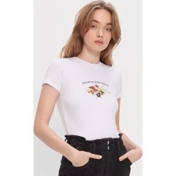 T-shirt z nadrukiem - Biały. Białe t-shirty damskie House, s, z nadrukiem, bez kołnierzyka. W wyprzedaży za 29,99 zł.