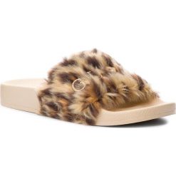 Klapki GUESS - FJMYR4 FUR19 LPD. Pomarańczowe klapki damskie Guess, z aplikacjami, z tworzywa sztucznego, bez obcasa. Za 169,00 zł.