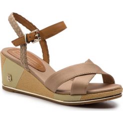 Sandały TOMMY HILFIGER - Printed Mid Wedge Sandal FW0FW03933 Cobblestone 068. Brązowe klapki damskie TOMMY HILFIGER, bez wzorów, ze skóry, bez obcasa, na obcasie. W wyprzedaży za 299,00 zł.