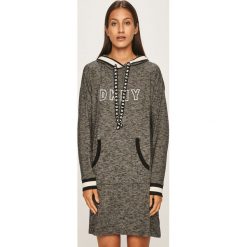 Dkny - Sukienka. Szare sukienki damskie DKNY, na co dzień, s, z nadrukiem, z elastanu, casualowe, z okrągłym kołnierzem, z długim rękawem, długie, midi, proste. W wyprzedaży za 279,90 zł.