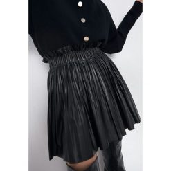 Spodnica MILOKO BLACK. Czarne spódniczki damskie Spodnica MILOKO BLACK, s, bez wzorów, ze skóry, mini. W wyprzedaży za 59,00 zł.